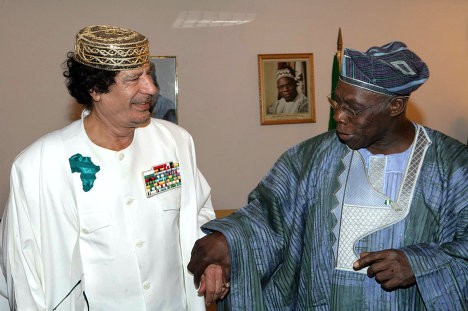Tổng thống Nigeria Olusegun Obasanjo đón ông Gaddafi tháng 11/2006.
